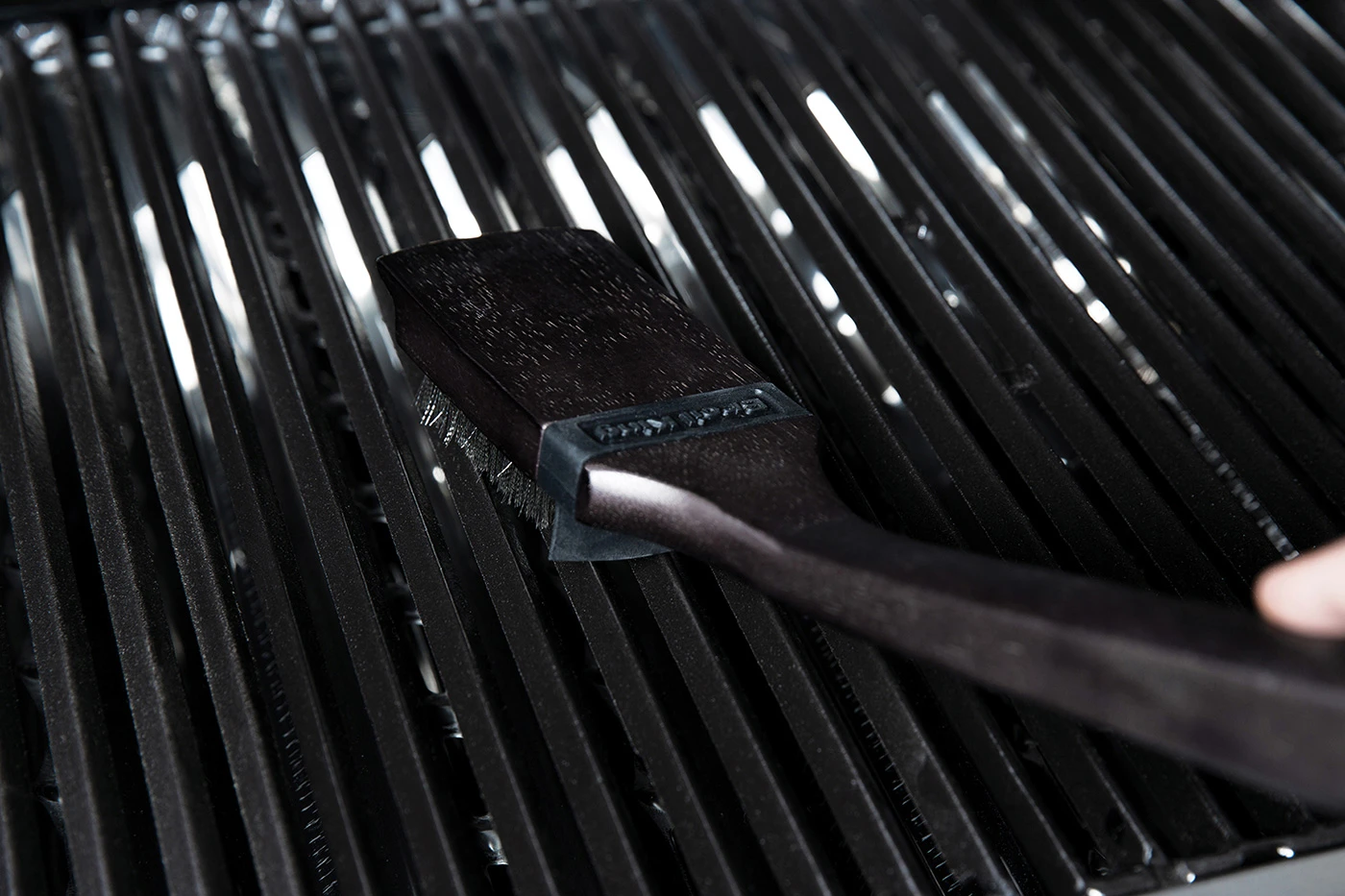 Broil King Holz Grillbürste 47cm Mit Edelstahlborsten + Spritzschutz 3 Broil King Holz Grillbürste 47cm Mit Edelstahlborsten + Spritzschutz