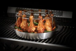Napoleon Edelstahl Hähnchenkeulen Halter Inkl. Schale -Küchengrill Rabatt 56032 Foldable Chicken Grilling Rack Topper In Use