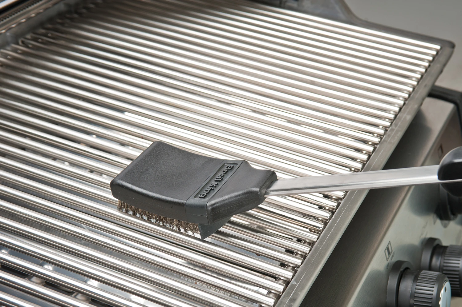 Broil King Grillbürste 47cm Edelstahlborsten Mit Spritzschutz + Ersatzkopf 5 Broil King Grillbürste 47cm Edelstahlborsten Mit Spritzschutz + Ersatzkopf – Bild 3