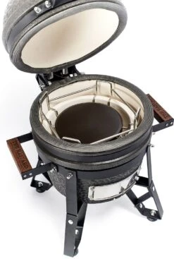 The Bastard Keramikgrill Urban Small - Schwarz Matt - Modell 2023 18 The Bastard Keramikgrill Urban Small - Schwarz Matt - Modell 2023 -Küchengrill Rabatt Bastard Keramikgrill Urban Small Hitzeschild BU206