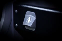 Napoleon Rogue SE 525 Gasgrill - All-black - Mit Edelstahlrosten, Sizzle Zone Und Heckbrenner - Grillfürst Edition Inkl. Abdeckhaube Im Karton - Modell 2022 -Küchengrill Rabatt Flaschenoeffner all black