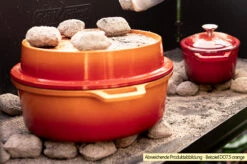 Grillfürst Emaillierter Dutch Oven Ohne Füsse DO7,5 - Rot -Küchengrill Rabatt Grillfuerst Dutch Oven emailliert Beispiel DO7 5 orange Briketts 2
