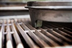 Grillfürst Dutch Oven BBQ Edition DO4 - Klaus Grillt Sonderedition -Küchengrill Rabatt Klaus grillt Dutch Oven Fuesse am Grillrost 1