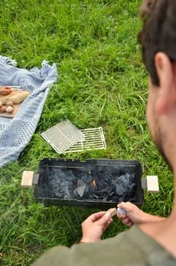 Knister Grill Original - Ausziehbarer Holzkohle Kompaktgrill -Küchengrill Rabatt Knister auf der Wiese