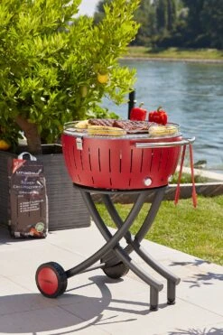 LotusGrill XXL - Holzkohle Grillstation - Feuerrot -Küchengrill Rabatt LotusGrill XXL Feuerrot Fahrbar Kugelgrill