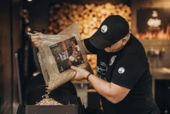 Moesta Pelletgrill Sheriff Inklusive Bambus Ablagebrett - Modell 2023 -Küchengrill Rabatt Moesta Sheriff Pelletgrill pellets einfuellen 10593