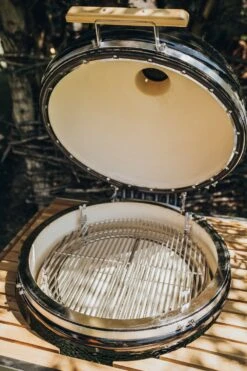 Monolith Grill LeCHEF BBQ GURU - PRO-Serie 2.0 Schwarz - MIT Gestell Und Seitentischen - Inkl. DynaQ Controller Set -Küchengrill Rabatt Monolith Le Chef Deckel offen Keramikgrill 1