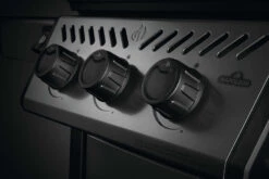 Napoleon Freestyle 365 Gasgrill, Graphit - Modell 2023 - X-DEAL Inkl. Drehspiess -Küchengrill Rabatt Napoleon Freestyle Bedienknoepfe 2