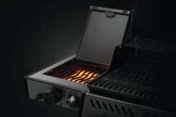 Napoleon Freestyle 365 Gasgrill, Graphit - Mit Sizzle Zone - Modell 2023 - X-DEAL Inkl. Drehspiess -Küchengrill Rabatt Napoleon Freestyle Sizzle Zone Infrarotbrenner Seitenablage 1