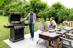 Napoleon Rogue 425 Gasgrill Mit Seitenbrenner Und Heckbrenner Inkl. Drehspieß -Küchengrill Rabatt Napoleon Gasgrill Rogue 425 Hero Lifestyle 01