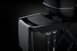 Napoleon Phantom TravelQ PRO285X Kompakt Gasgrill, Mattschwarz - Mit Klappbarem Wagen Inkl. Warmhalterost - Modell 2023 -Küchengrill Rabatt Napoleon Phantom TravelQ PRO285X Seitenablagen