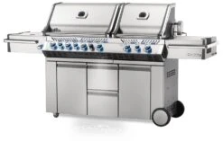 Napoleon Prestige Pro 825-3 Edelstahl Gasgrill Inkl. Drehspieß Und Bodenbeleuchtung + Gratis Napoleon TravelQ PRO285 Kompakt Gasgrill -Küchengrill Rabatt Napoleon Prestige Pro 825 Gasgrill seitlich
