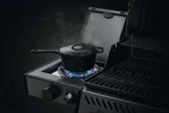 Napoleon Freestyle 365 Gasgrill, Graphit - Mit Seitenbrenner - Modell 2023 - X-DEAL Inkl. Abdeckhaube Und Gussplatte -Küchengrill Rabatt Napoleon Seitenkocher Freestyle Pfannen Toepfe 1