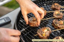 Outdoorchef Gas Kugelgrill Arosa 570 G Evo Black Style - Inkl. Blazing-/Cooking Zone Kit Plus Und Plancha -Küchengrill Rabatt Outdoorchef Arosa 570 G Evo emaillierter Grillrost