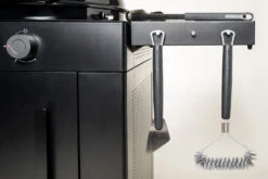 Outdoorchef Gas Kugelgrill Arosa 570 G Evo Black Style -Küchengrill Rabatt Outdoorchef Arosa Gas Kugelgrill 570G EVO Black Style Seitenablage 2