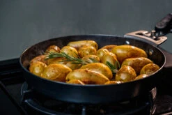 Outdoorchef Carbonstahl Pfanne Ø 24 Cm -Küchengrill Rabatt Outdoorchef Carbonstahl Pfanne 24cm Anwendung