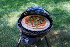 Outdoorchef Gas Kugelgrill Chelsea 420 G Pizzaofen - Pizza Chef Inkl. Grillfürst Pizzastein, Pizzaheber Und Pizzaschneider -Küchengrill Rabatt Outdoorchef Chelsea 420 G Gas Kugelgrill Pizzaofen 1