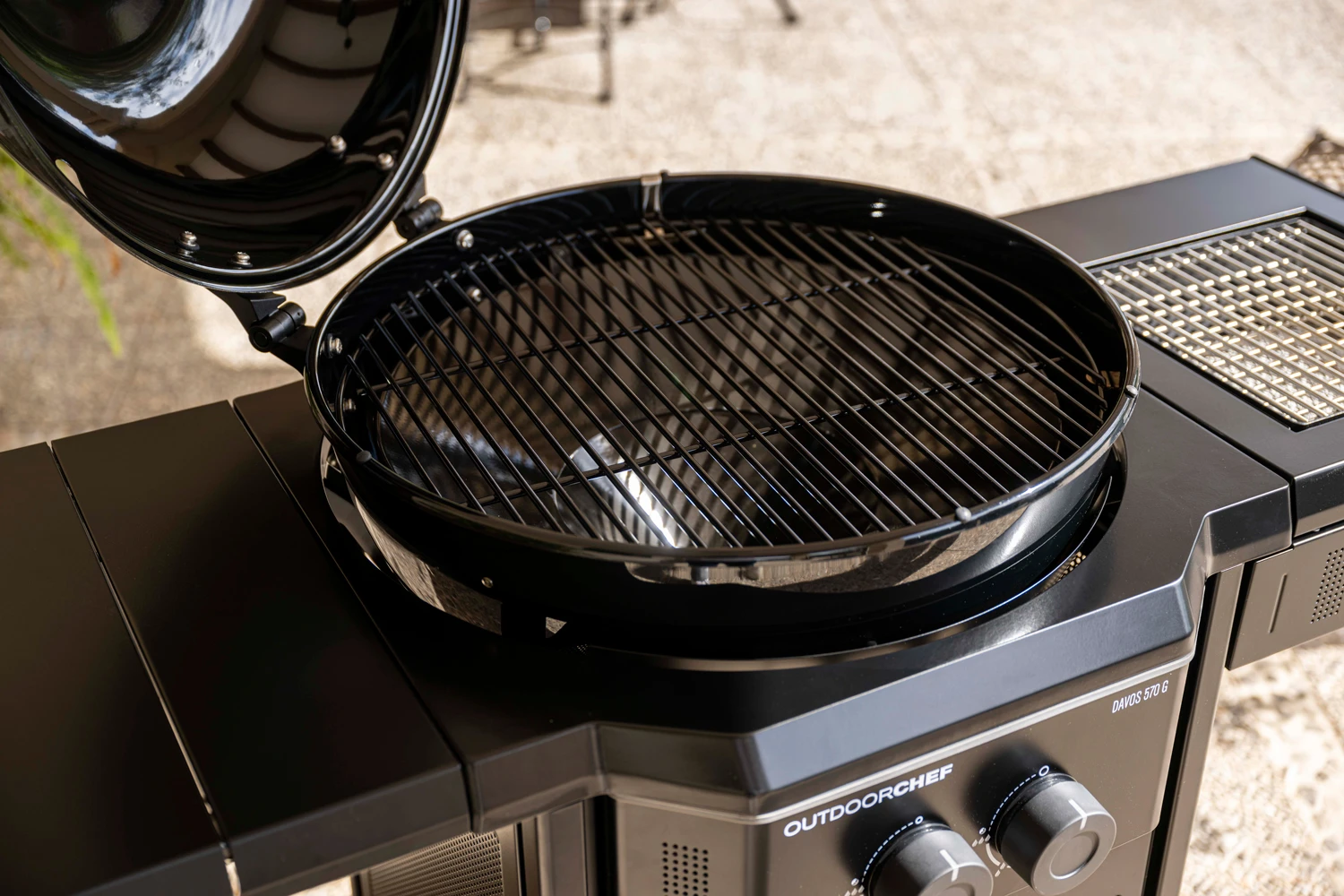 Outdoorchef Gas Kugelgrill Davos 570G Pro Mit Blazing Zone (Infrarotbrenner) & Abdeckhaube 11 Outdoorchef Gas Kugelgrill Davos 570G Pro Mit Blazing Zone (Infrarotbrenner) & Abdeckhaube – Bild 9