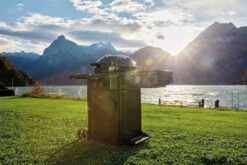 Outdoorchef Gas Kugelgrill Davos 570G Pro Mit Blazing Zone (Infrarotbrenner) & Abdeckhaube 25 Outdoorchef Gas Kugelgrill Davos 570G Pro Mit Blazing Zone (Infrarotbrenner) & Abdeckhaube -Küchengrill Rabatt Outdoorchef Davos 570G Pro Blazing Zone Lifestyle