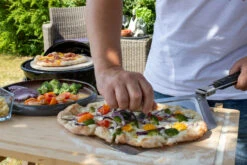 Outdoorchef Gas Kugelgrill Chelsea 420 G Pizzaofen - Pizza Chef Inkl. Grillfürst Pizzastein, Pizzaheber Und Pizzaschneider -Küchengrill Rabatt Outdoorchef Pizzaofen Set Chelsea Grillfuerst Pizzaschneider