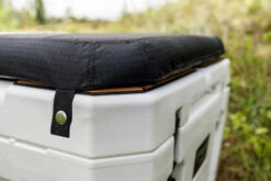 Petromax Kühlbox 50 Liter Alpenweiß - Inkl. Sitzkissen, Haft-Unterlage Und Einsatzkorb -Küchengrill Rabatt Petromax kx50 Kuehlbox Haftunterlage Sitzkissen