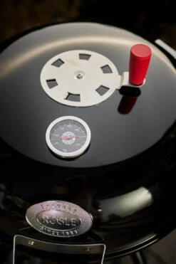 Rösle Holzkohlegrill Kugelgrill No.1 F50 Sport - FC Bayern Edition -Küchengrill Rabatt Roesle FC Bayern Deckelthermometer Logo