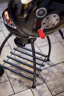 Rösle Holzkohlegrill Kugelgrill No.1 F50 Sport - FC Bayern Edition -Küchengrill Rabatt Roesle FC Bayern Kugelgrill Schriftzug Untergestell