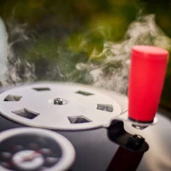 Rösle Holzkohlegrill Kugelgrill No.1 F50 Sport - FC Bayern Edition -Küchengrill Rabatt Roesle Holzkohle Kugelgrill Sport F50 FC Bayern Detail