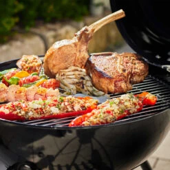 Rösle Holzkohlegrill Kugelgrill No.1 F50 Sport - FC Bayern Edition -Küchengrill Rabatt Roesle Holzkohle Kugelgrill Sport F50 FC Bayern Grillgut