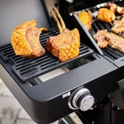 Rösle Gasgrill BBQ-Station Videro G4-S Vario+ Nero Schwarz - Modell 2023 - SMART Deal Inkl. Grillfürst Grill Control + Abdeckhaube Und Grillplatte 33 Rösle Gasgrill BBQ-Station Videro G4-S Vario+ Nero Schwarz - Modell 2023 - SMART Deal Inkl. Grillfürst Grill Control + Abdeckhaube Und Grillplatte -Küchengrill Rabatt Roesle Videro G4 S Vario NERO Primezone Gussrost 1