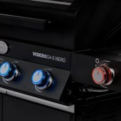Rösle Gasgrill Videro G4-S Vario+ Nero Schwarz - Modell 2023 - X-DEAL Inkl. Abdeckhaube -Küchengrill Rabatt Roesle Videro G4 S Vario NERO matt schwarz beleuchtet