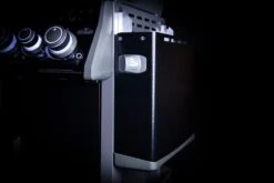 Napoleon Rogue SE 525 Gasgrill - All-black - Mit Edelstahlrosten, Sizzle Zone Und Heckbrenner - Grillfürst Edition Inkl. Abdeckhaube Im Karton - Modell 2022 -Küchengrill Rabatt Seitenablage abgeklappt all black