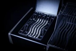 Napoleon Rogue SE 525 Gasgrill - All-black - Mit Edelstahlrosten, Sizzle Zone Und Heckbrenner - Grillfürst Edition Inkl. Abdeckhaube Im Karton - Modell 2022 -Küchengrill Rabatt Sizzle Zone All Black