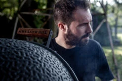 The Bastard Keramikgrill Urban XL - Complete - Schwarz Matt - Modell 2023 20 The Bastard Keramikgrill Urban XL - Complete - Schwarz Matt - Modell 2023 -Küchengrill Rabatt The Bastard Kamadogrill Urban XL Deckelgriff