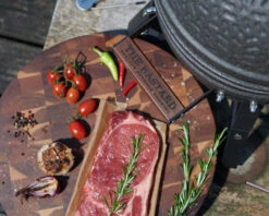 The Bastard Keramikgrill Urban Small - Schwarz Matt - Modell 2023 24 The Bastard Keramikgrill Urban Small - Schwarz Matt - Modell 2023 -Küchengrill Rabatt The Bastard Urban Small Keramikgrill Deckelgriff