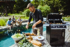 Outdoorchef Dualchef 325 G Gasgrill Mit Seitenkocher + BLAZING ZONE Infrarotbrenner -Küchengrill Rabatt outdoorchef dualchef 325 g grillparty 18 700 0